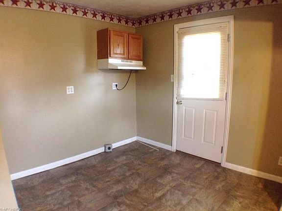 5th image of 536 W Brown St