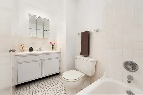 Rented by Nest Seekers International | media 9