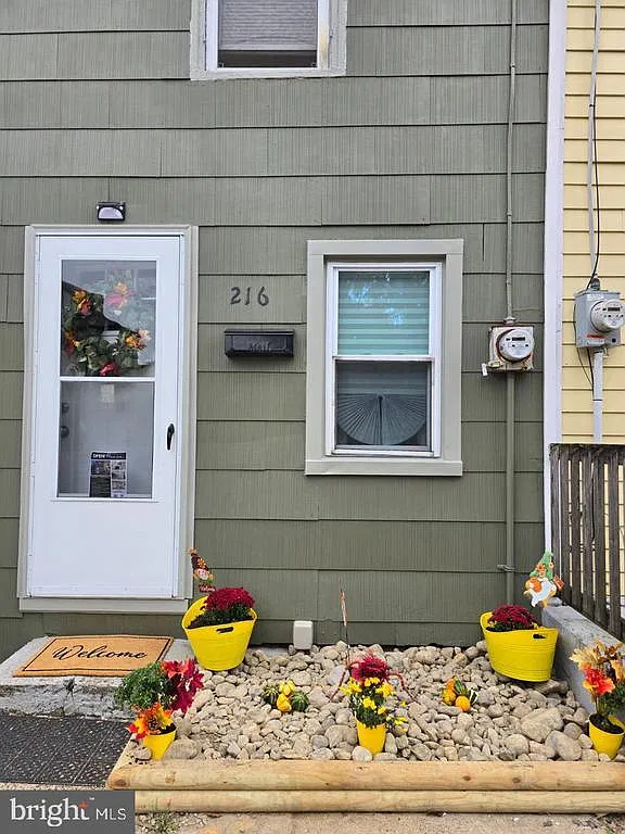 3 bed, 1.0 bath, 1250 sqft, $2,250 — Photo 1