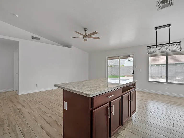 3746 E Magnus Cir — Photo 2