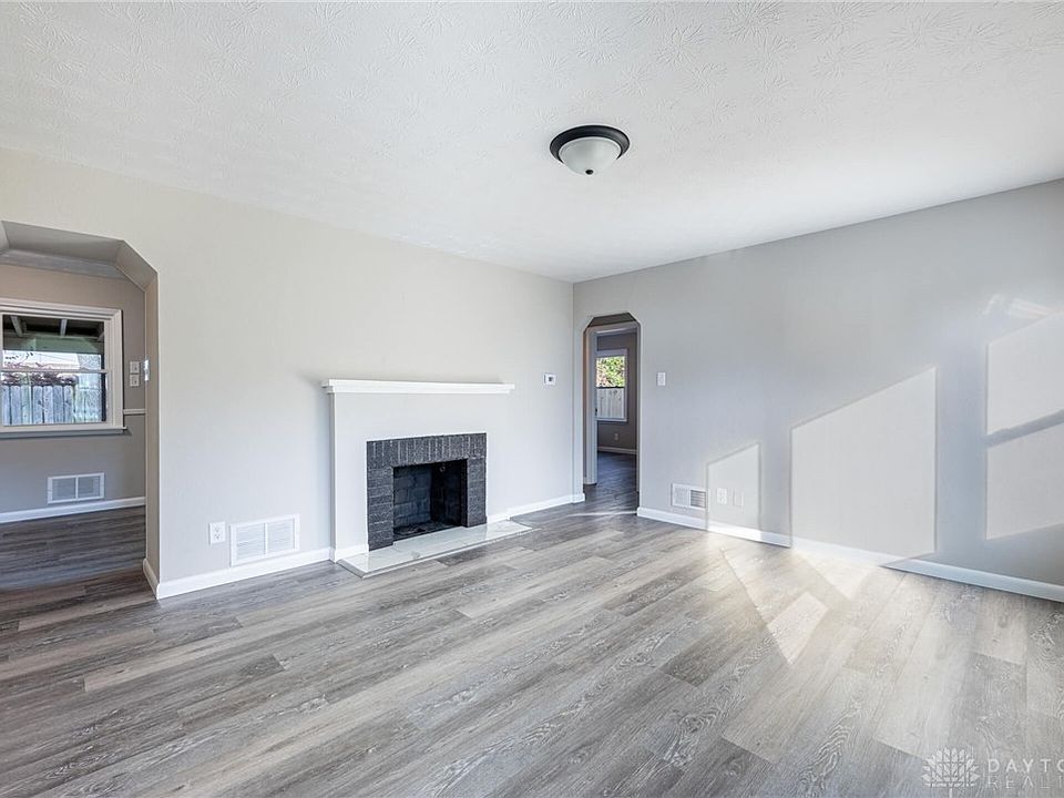 1st image of 121 Castlewood Ave