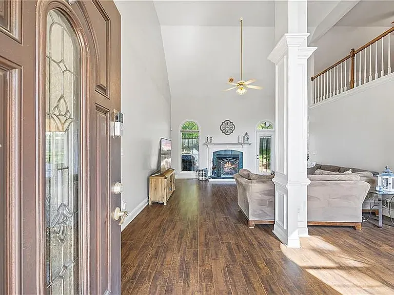 3 bed, 2409 sqft, $2,300 — Photo 4