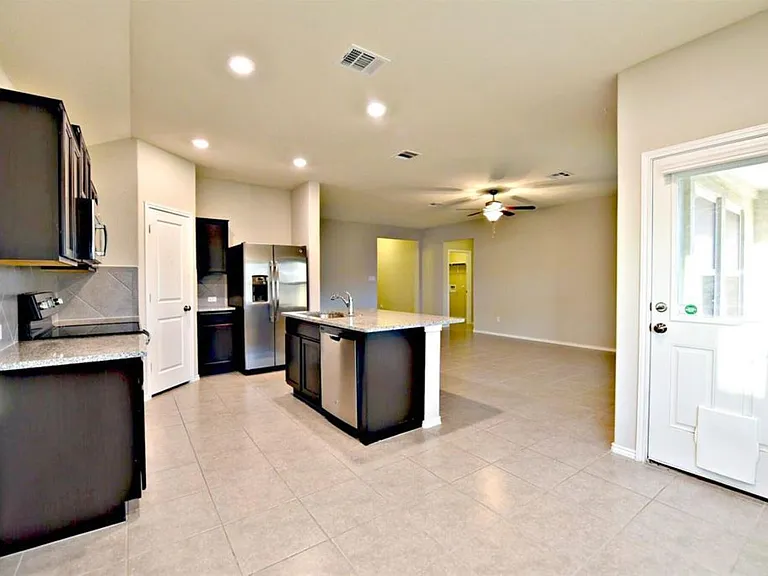 828 Hillrose Dr — Photo 4