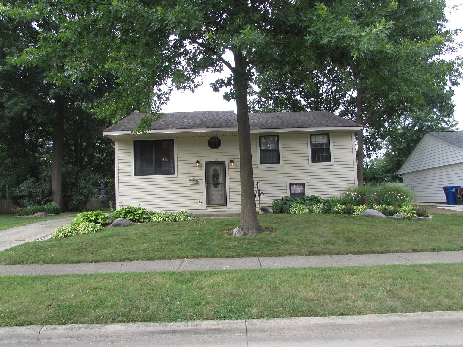 556 Bonnington Way photo 1