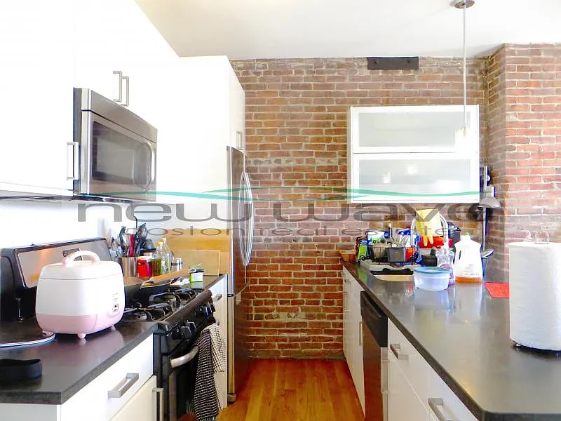 3 bed, 999 sqft, $5,300 — Photo 2
