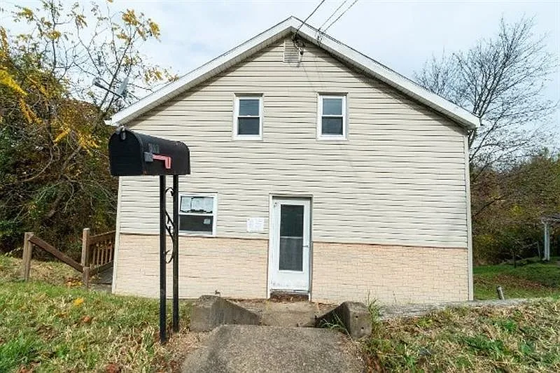 587 Stephen St photo 1