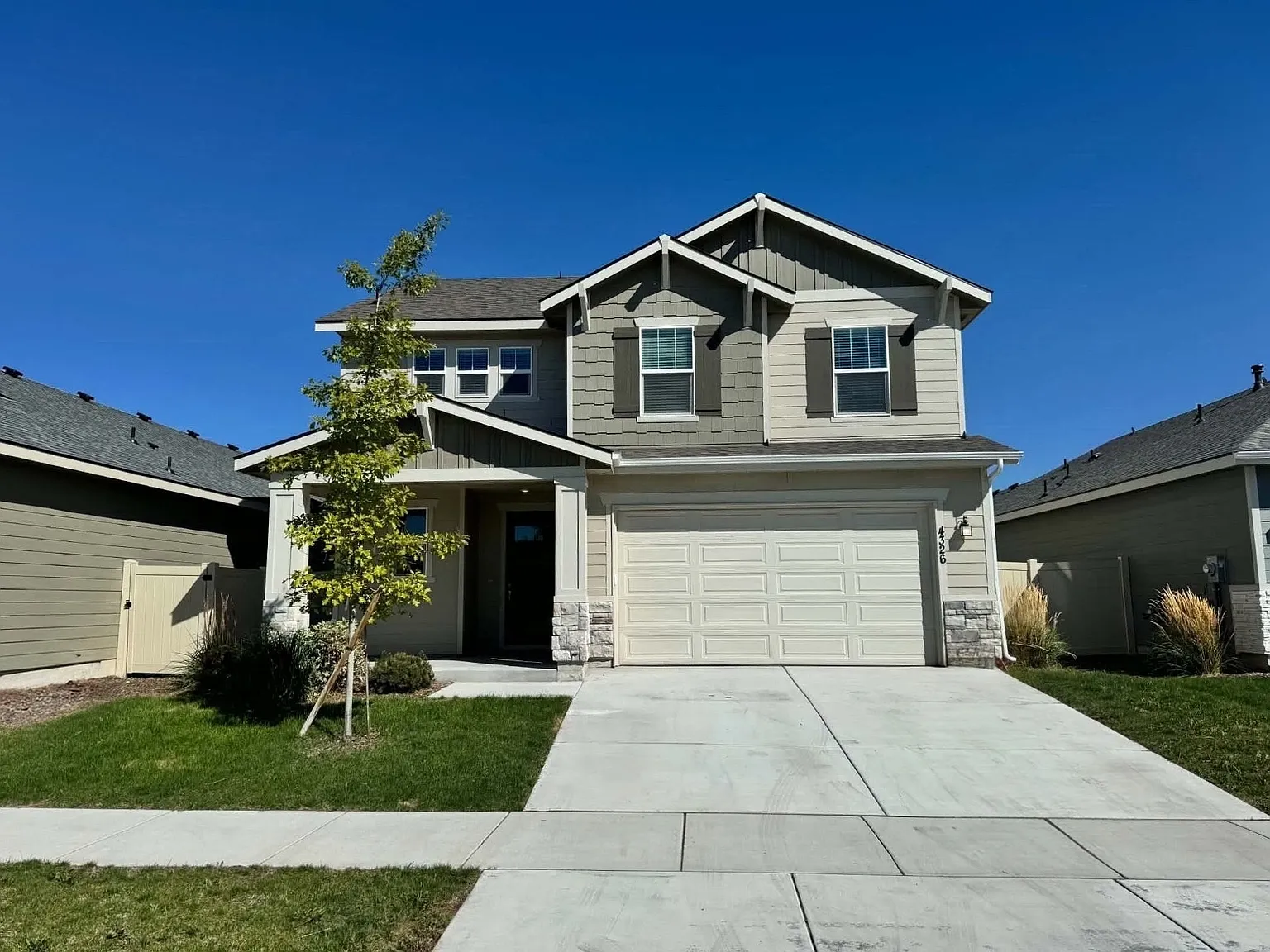 3 bed, 2.5 bath, 2051 sqft, $2,400 — Photo 1