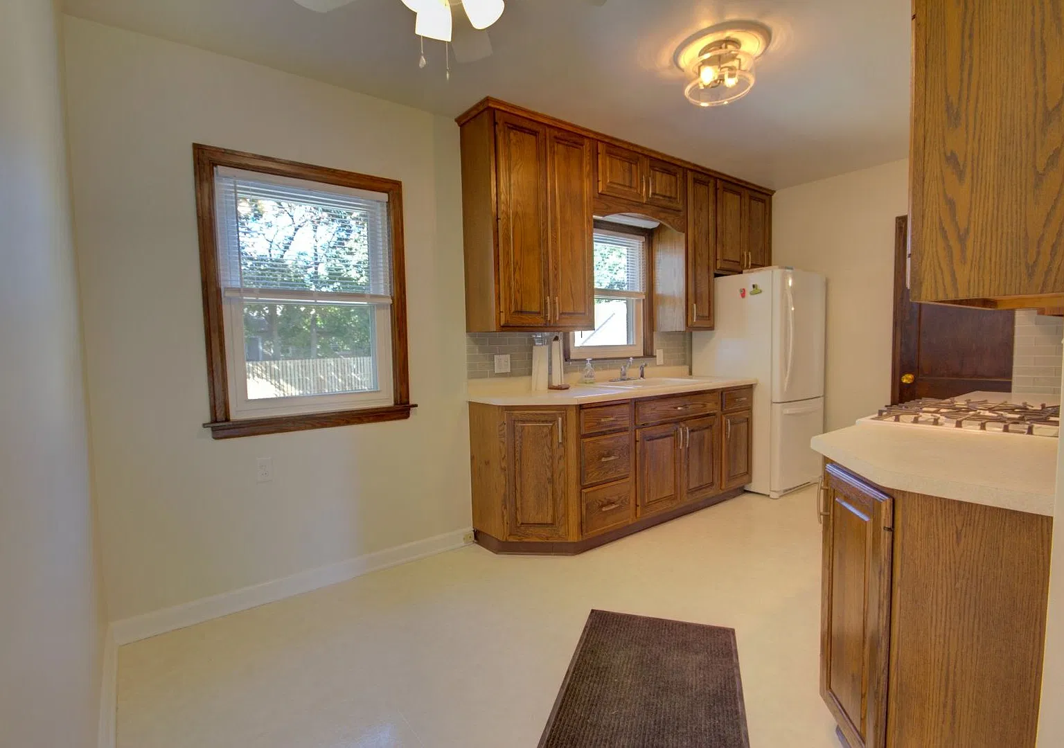 Completely renovated 3 bed home — Photo 2