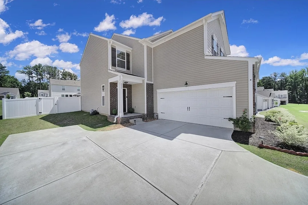 4 bed, 2.5 bath, 2041 sqft, $2,650 — Photo 4