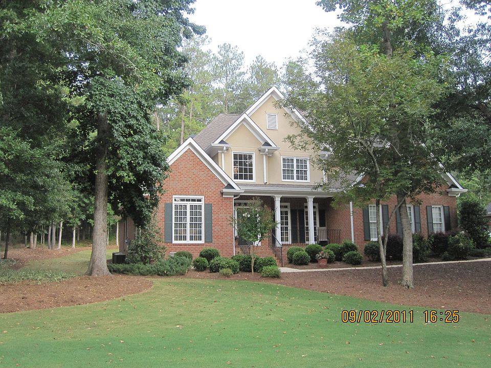 Nice lawn & setting