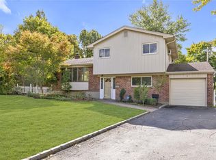 9 Old Oak Ct, Syosset, NY 11791