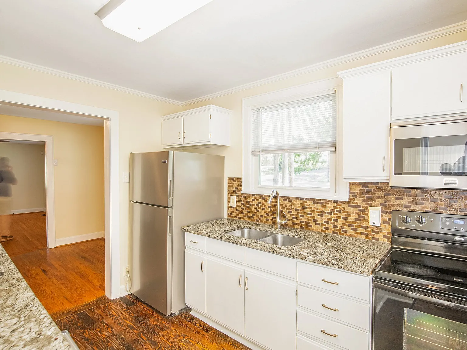 4 bed, 1900 sqft, $3,400 — Photo 4