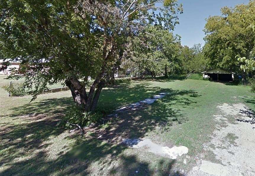 1st image of 305 W Ross Ave