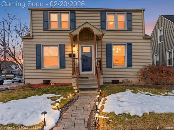 742 Saint John St, Wyandotte, MI 48192