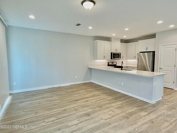 5th image of 127 Pinebury Ln