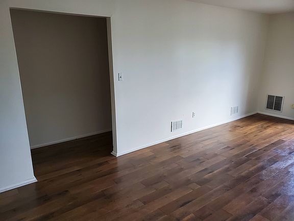 3rd image of 916 Woodchip Rd