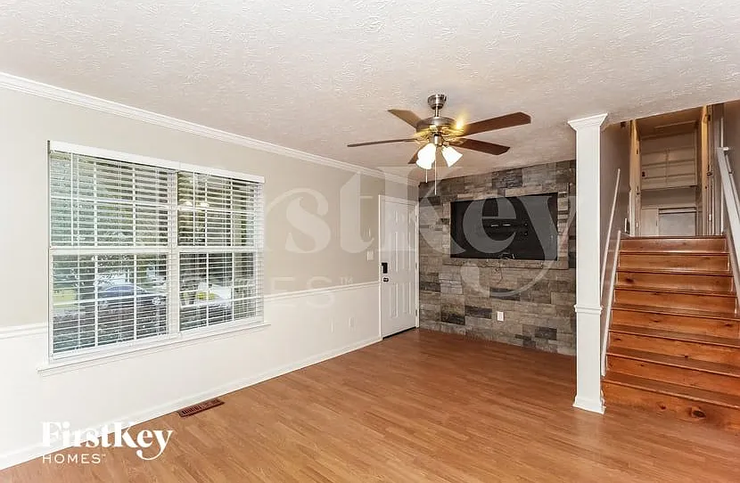 3 bed, 1.5 bath, 1104 sqft, $1,940 — Photo 3
