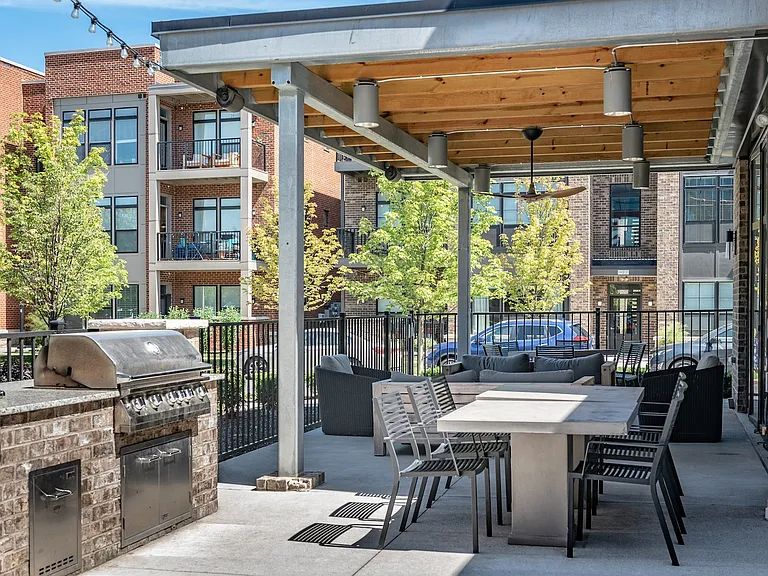Jeffrey Park Community Room: Outdoor grills & seating