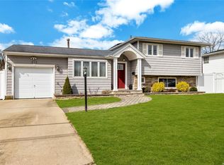 212 W 23rd St, Deer Park, NY 11729