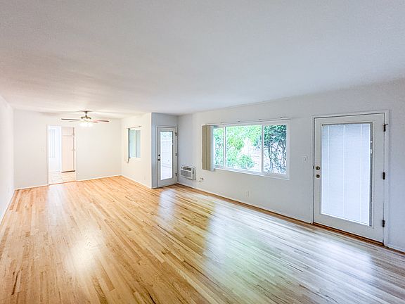 3rd image of 14001 Moorpark St #1