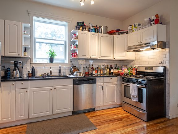 2nd image of 2032 W Homer St #1R