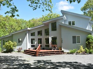 140 Long Ridge Dr, Hawley, PA 18428