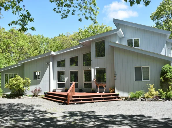 140 Long Ridge Dr, Hawley, PA 18428