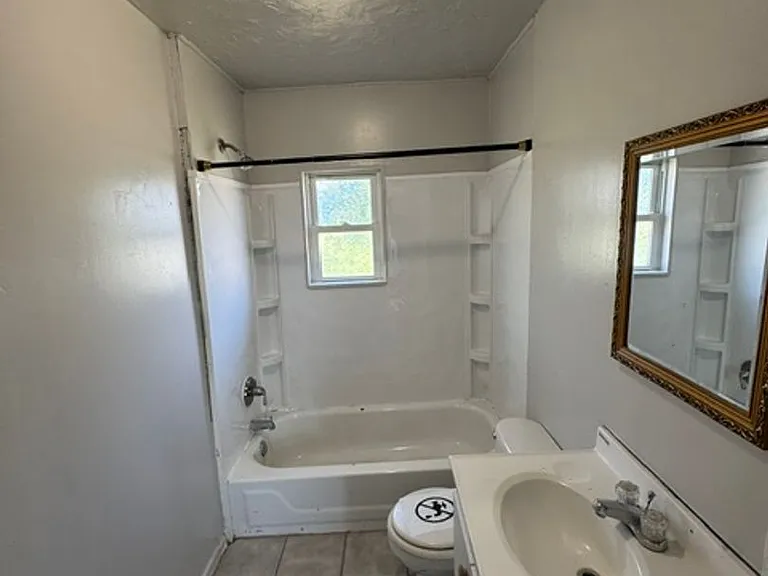2816 James St — Photo 8