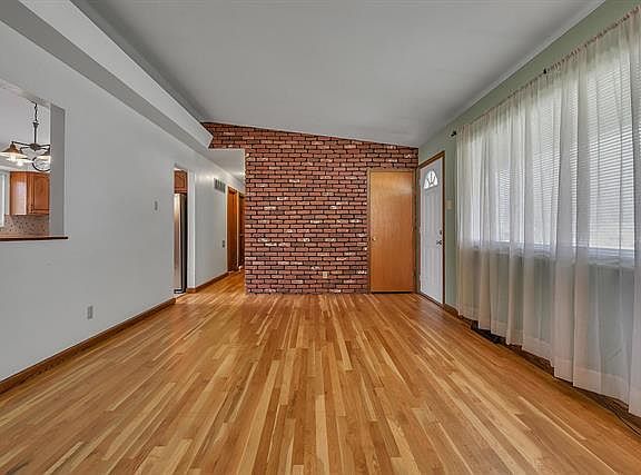4th image of 2753 Arrow Heights Dr