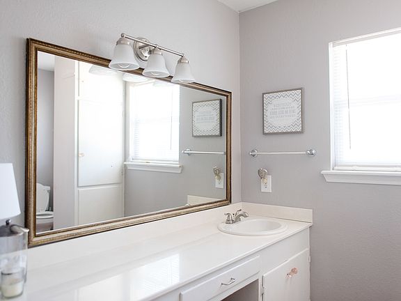 Main bathroom off hall