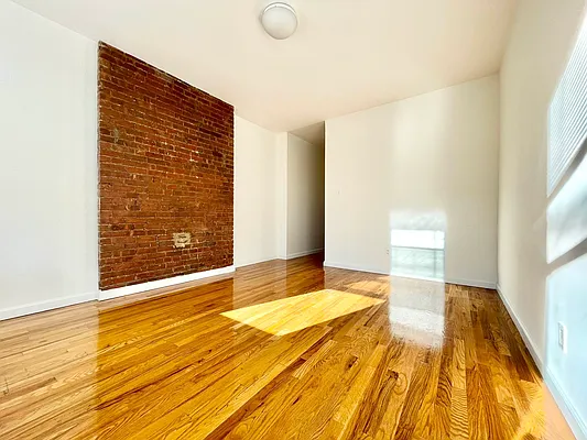 Rented by HOLTON REAL ESTATE INC. | media 8