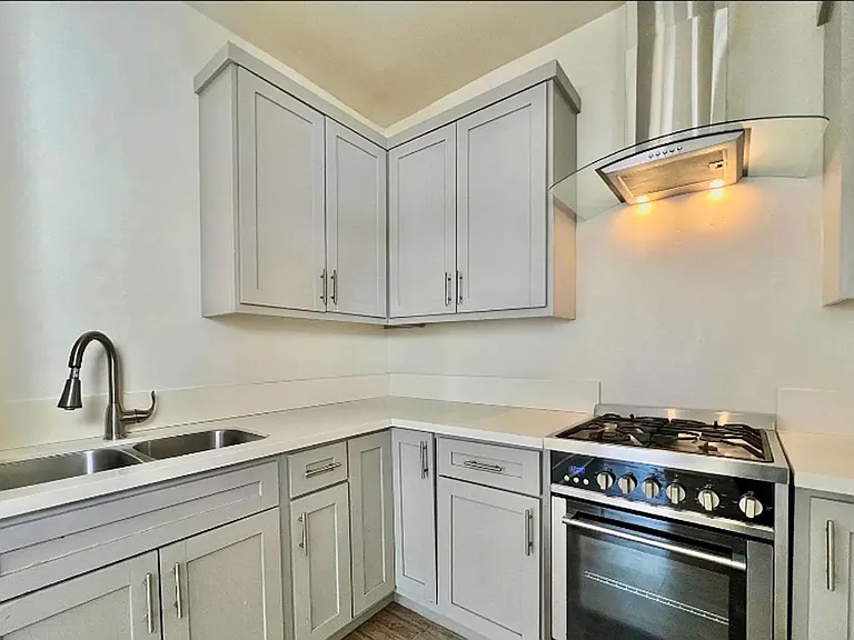328 W 8th St — Photo 4