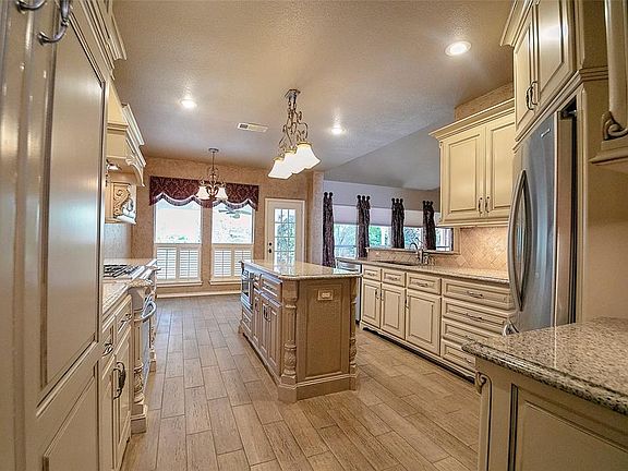 5th image of 2613 Westwind Dr