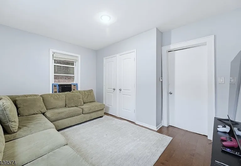 328 John St — Photo 4