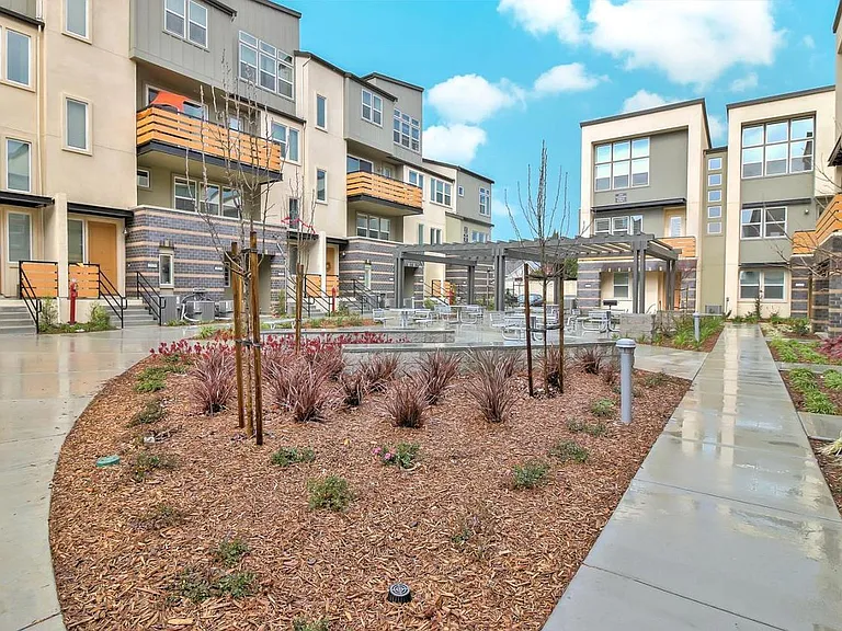 Mahuron Cir — Photo 10