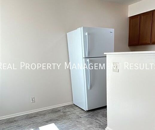 5th image of 1002 20th St APT 13