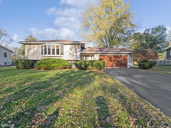 15244 W Pinewood Ln, Libertyville, IL 60048