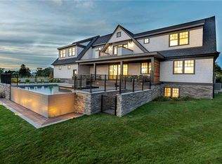 17 Sachuest Dr, Middletown, RI 02842