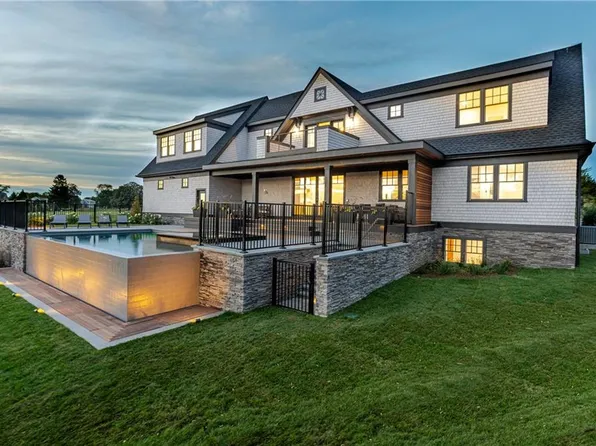 17 Sachuest Dr, Middletown, RI 02842