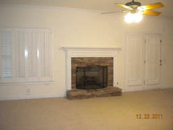 Family Room w/fireplace