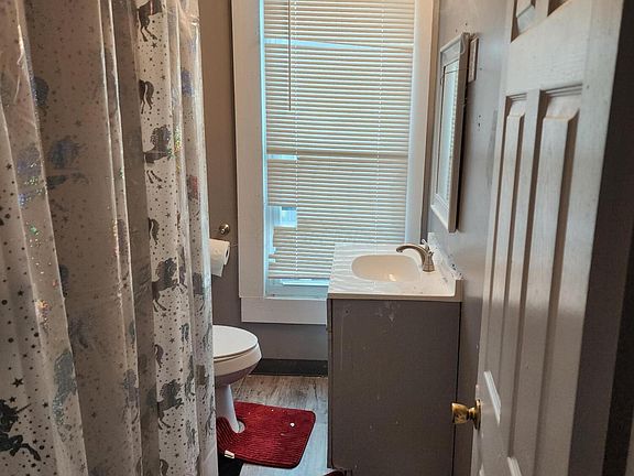 4th image of 611 Stanley Ave