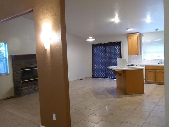 2nd image of 915 Diana Ave