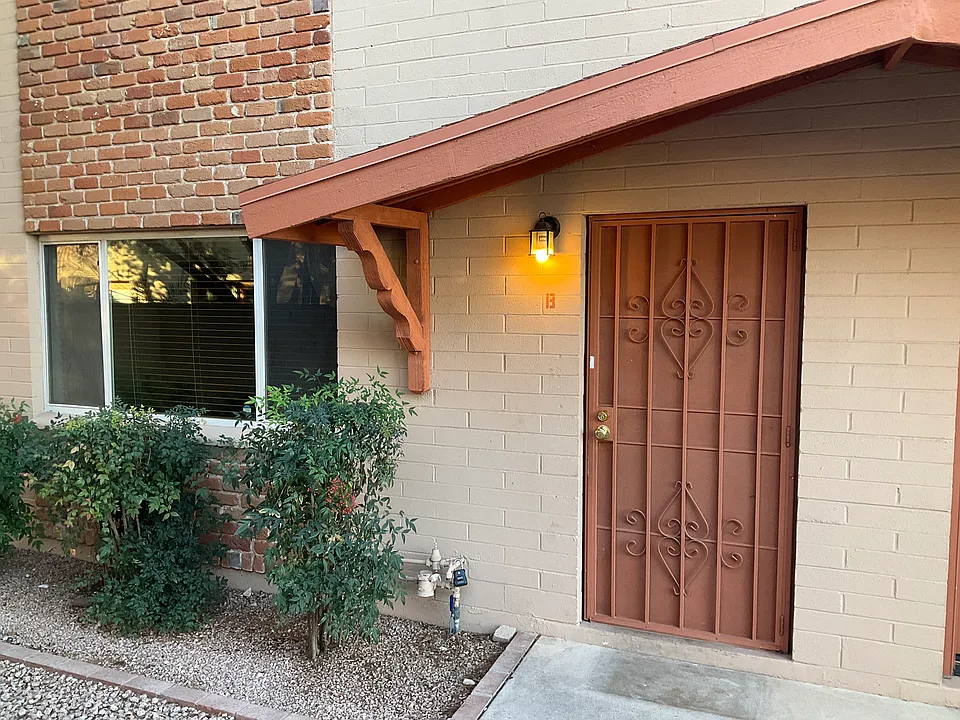 954 N Desert Ave #B