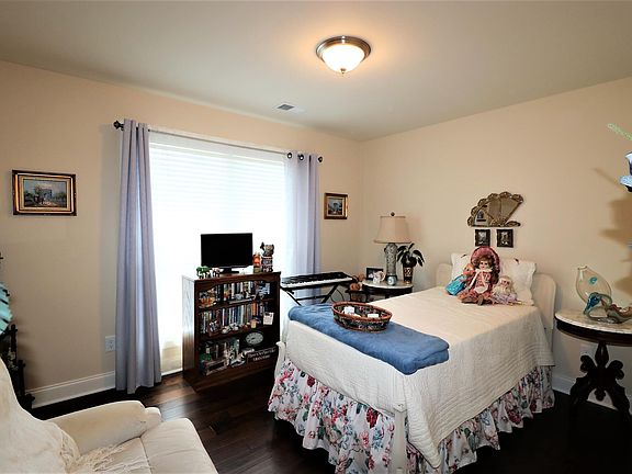 5th image of 122 Odie Ray St