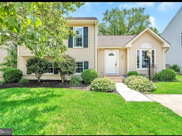 207 Kinross Dr — Photo 1