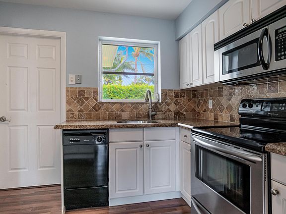5th image of 923 SE 15th Ct