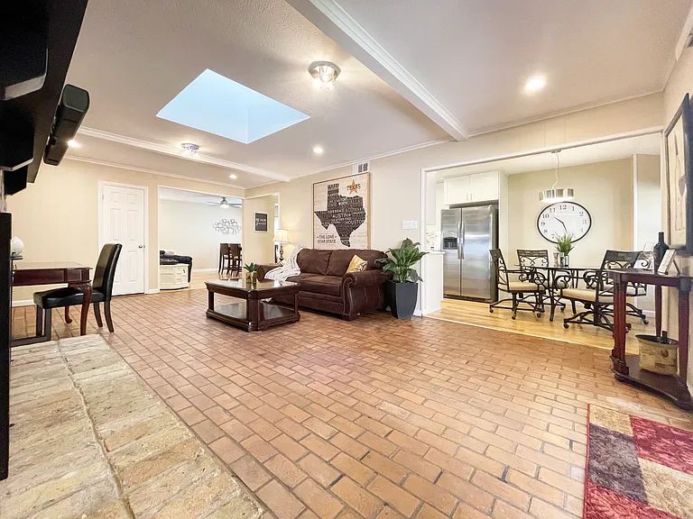 1126 Melrose Dr — Photo 41