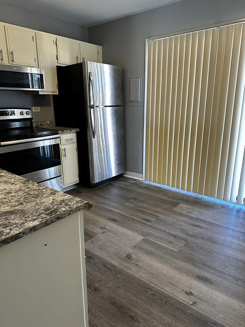 2 bed, 988 sqft, $1,900 — Photo 4