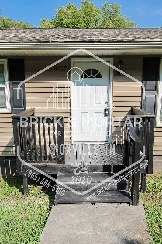 3 bed, 1.0 bath, 900 sqft, $1,600 — Photo 3