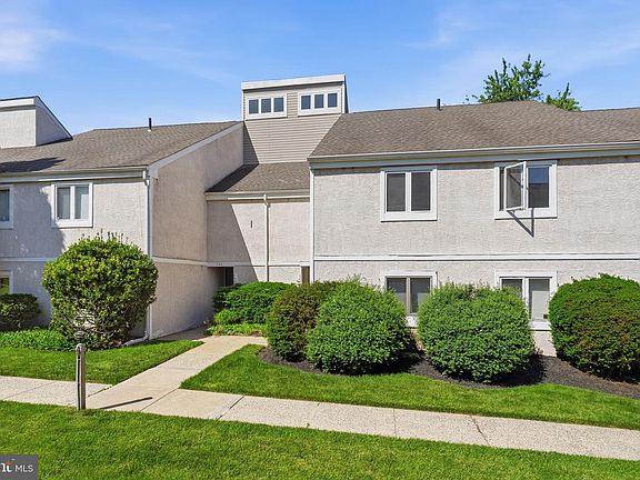 2nd image of 142 Harvest Ln #214